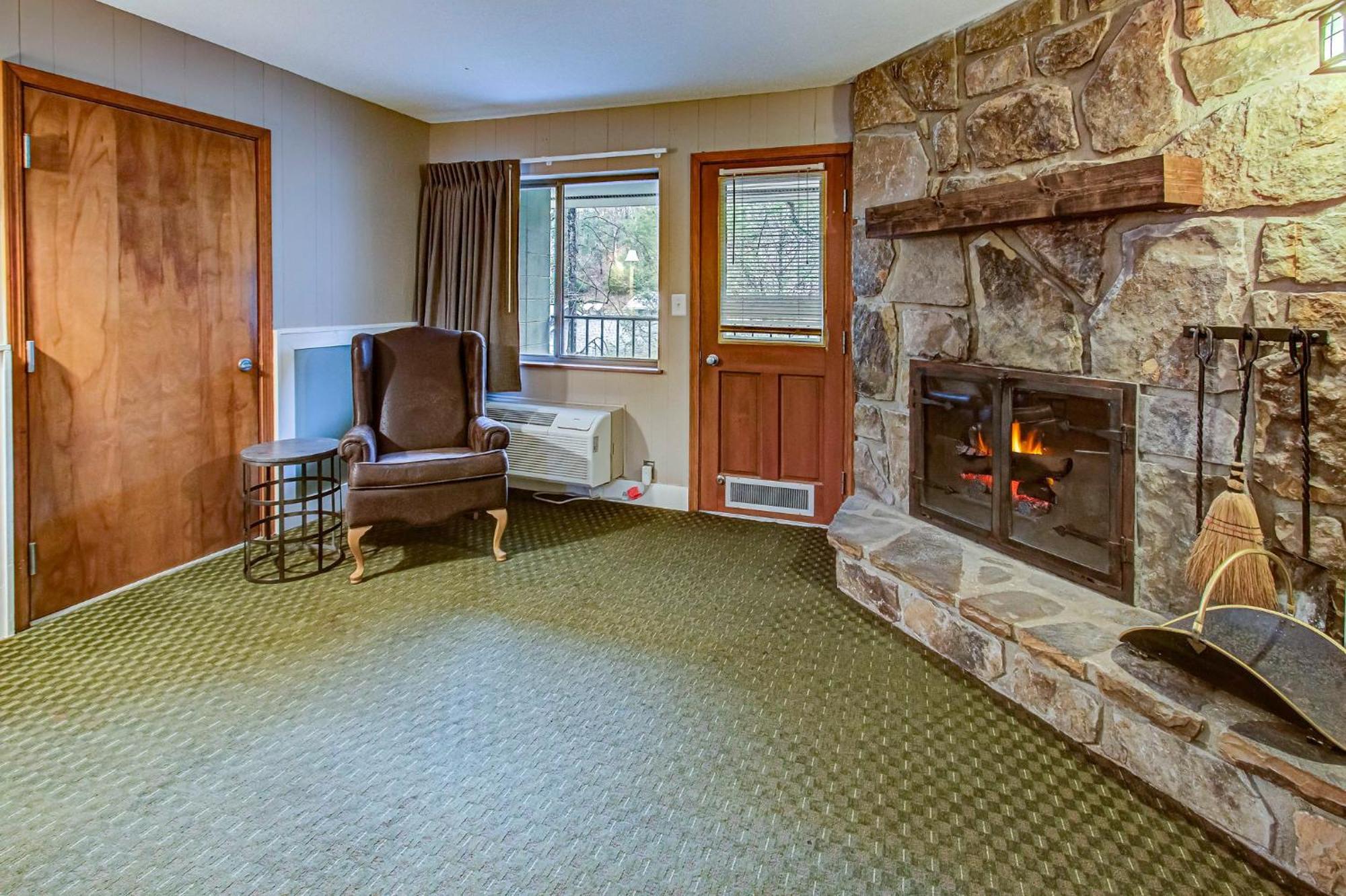 Honeymoon Suite,1634420819:JPEG